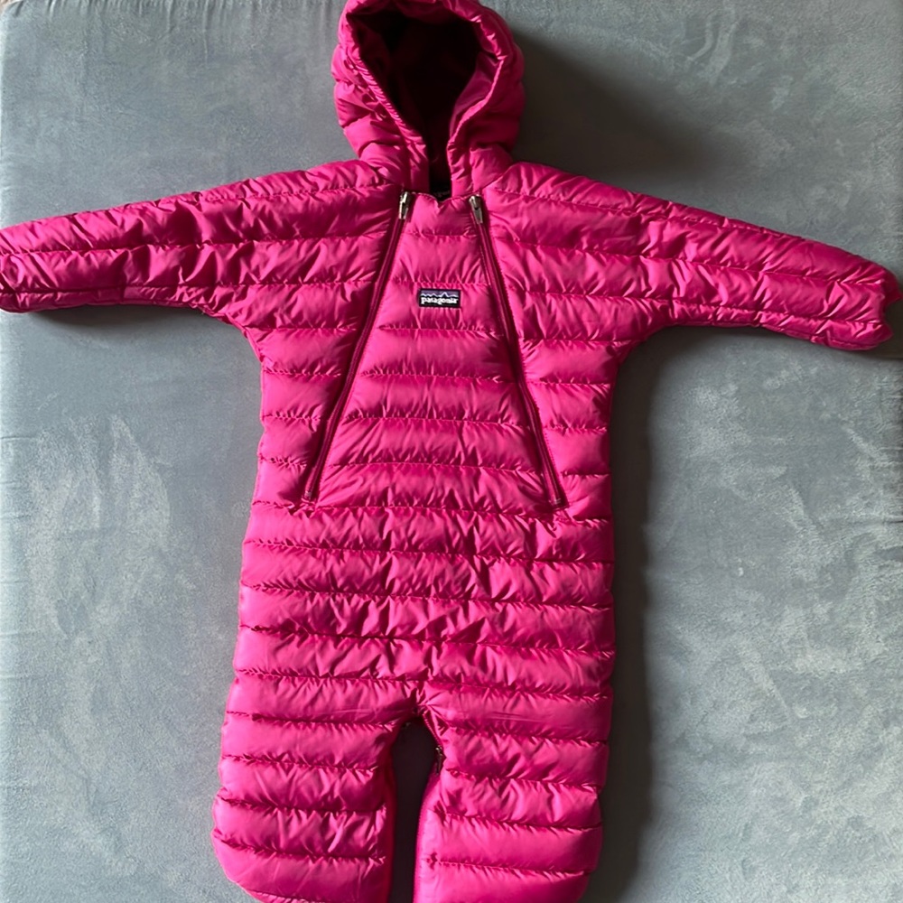 Excellent Patagonia “Down Sweater” Bunting Snowsuit in Magenta, size 6M